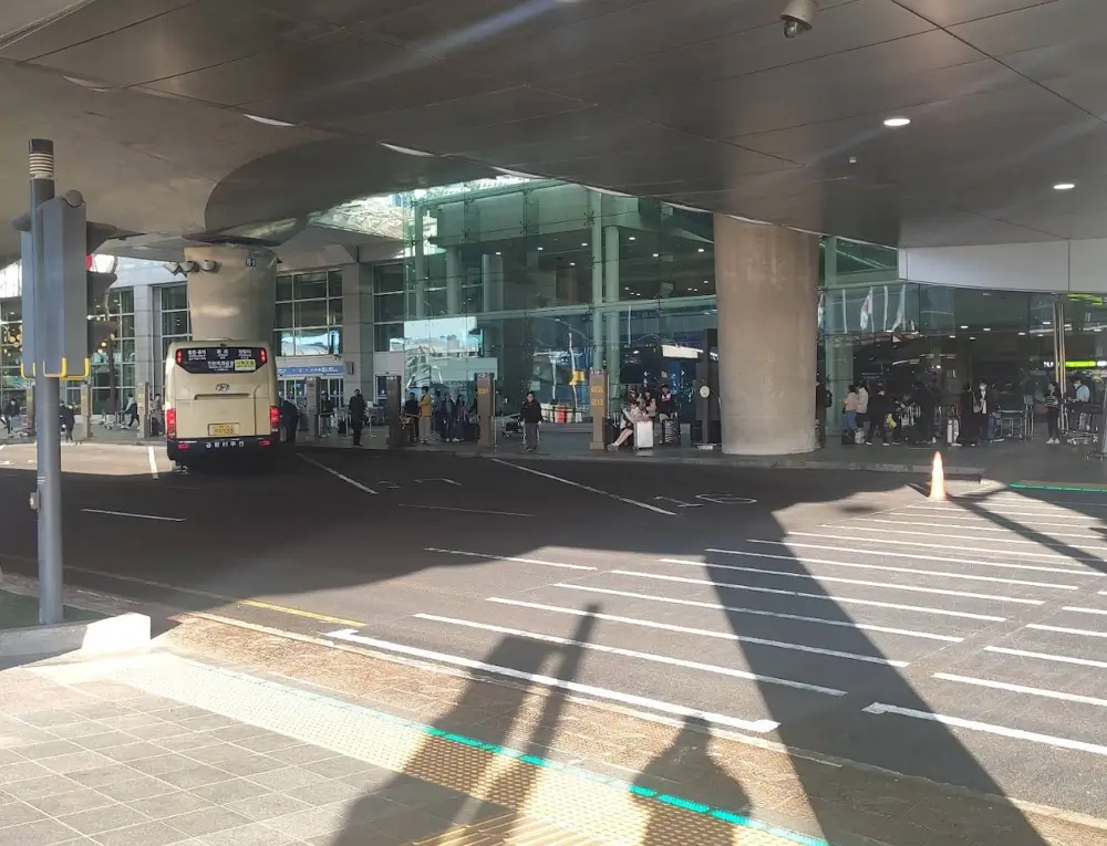 Incheon Airport outdoor limousine bus boarding platform and station
